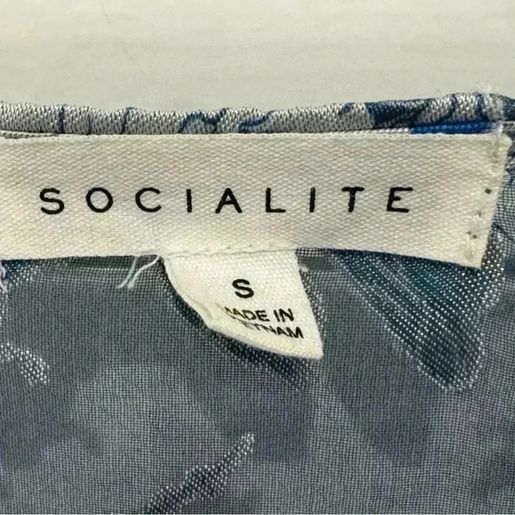 Socialite women’s Floral Sheer Croppes Blouse - Picture 2 of 3